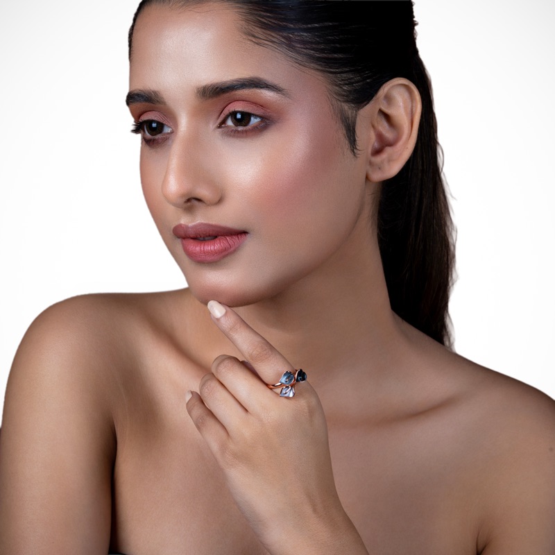 dual-tone-floral-ring-model-front-look