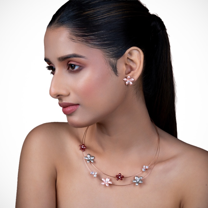 floral-necklace-set-women-model-side-look
