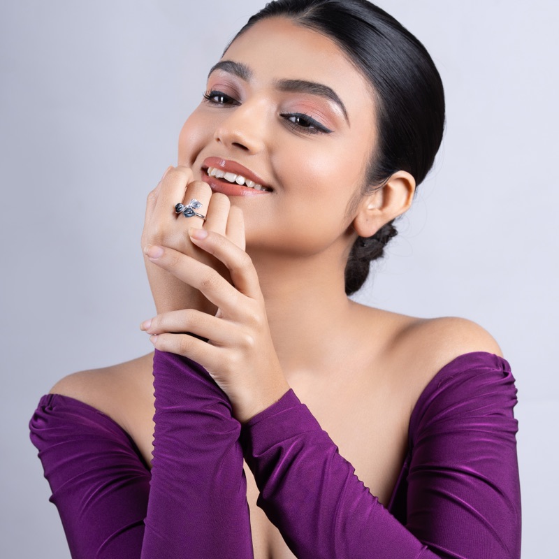 vyanika-abstract-silver-bloom-ring-model-smile-look