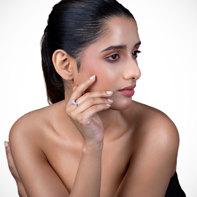 vyanika-panther-luxe-ring-model-side-look