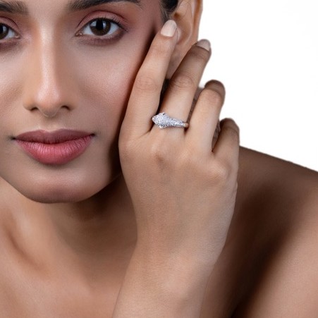vyanika-panther-luxe-ring-model-close-up-look