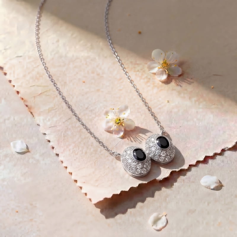 vyanika-noir-necklace-aesthetic
