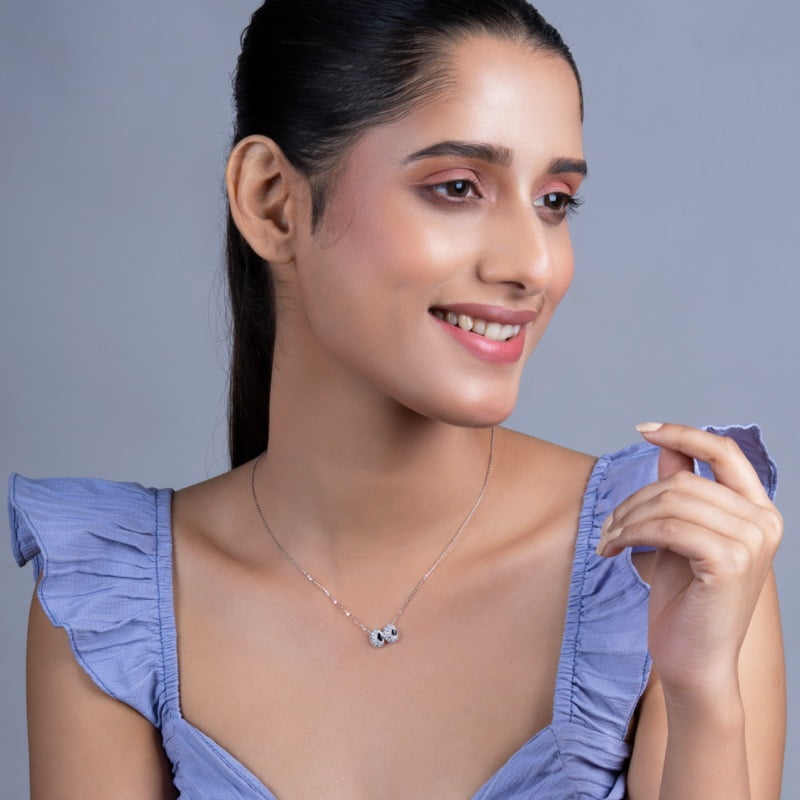 vyanika-noir-necklace-model-side