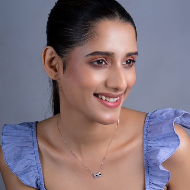 vyanika-noir-necklace-model-close