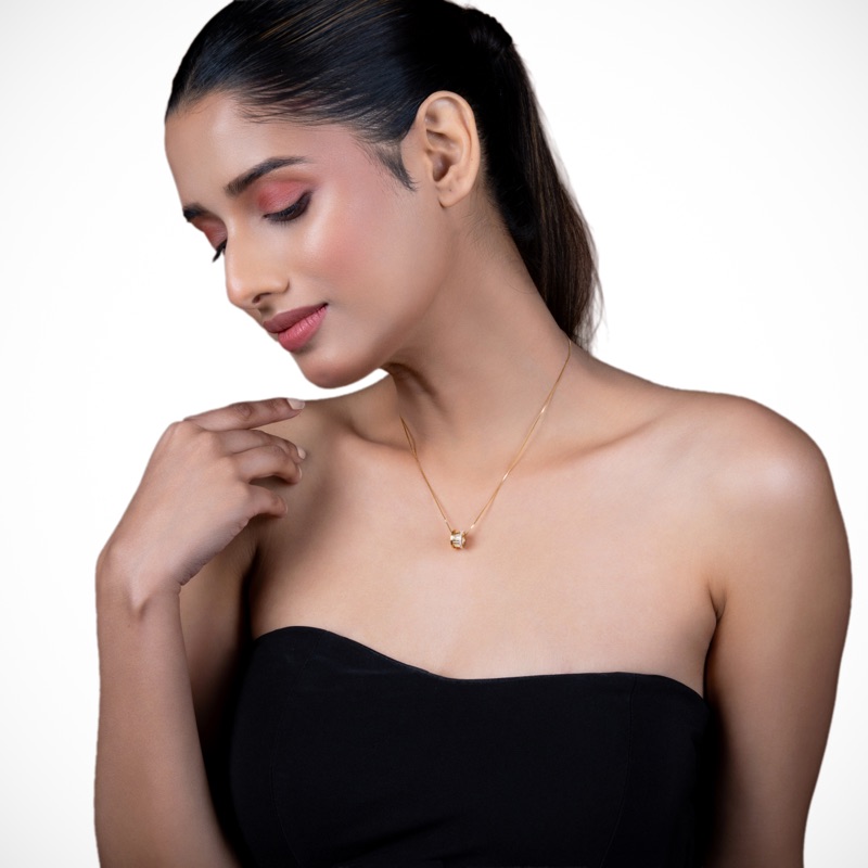 vyanika-halo-barrel-necklace-model-side-look