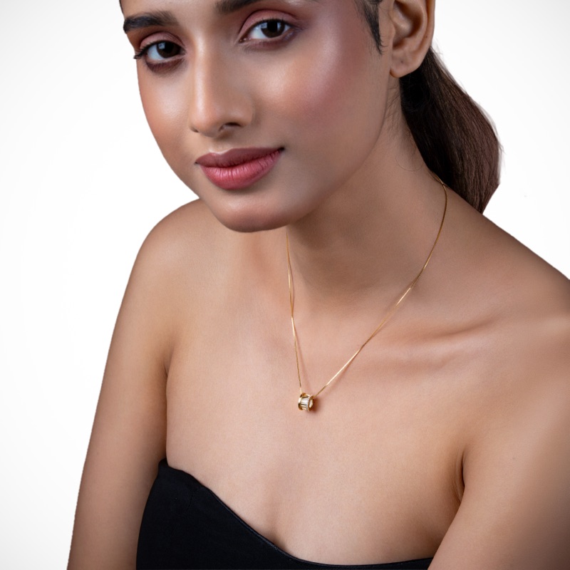 vyanika-halo-barrel-necklace-model-close-up-shoot