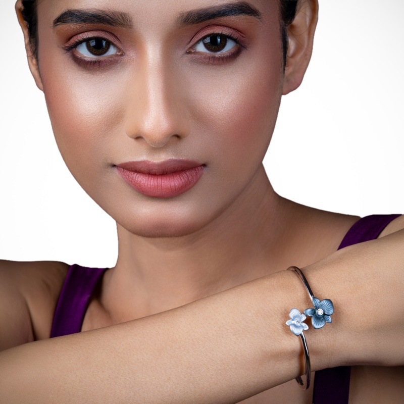 vyanika-silver-dual-flower-bracelet-model-close-up-shoot