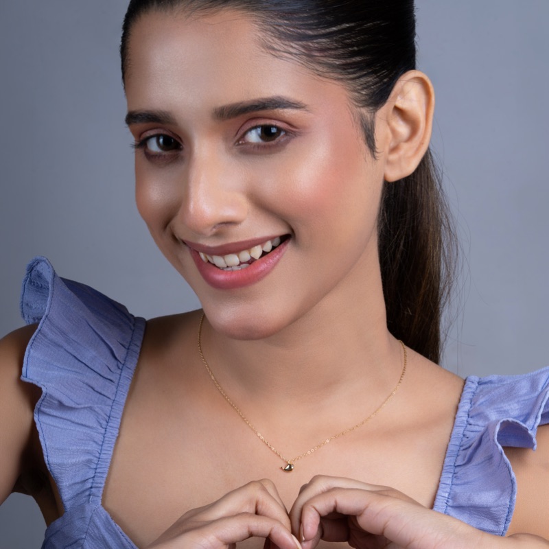 vyanika-whale-necklace-model-smile-look